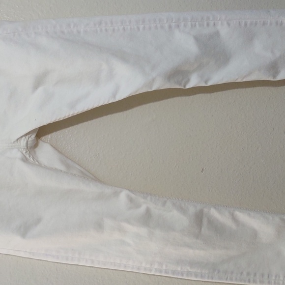 SLIGHTLY USED BANANA REPUBLIC WHITE JEANS 28/32 SLIM HAS STAIN ON BACK OF LEG - Picture 6 of 12